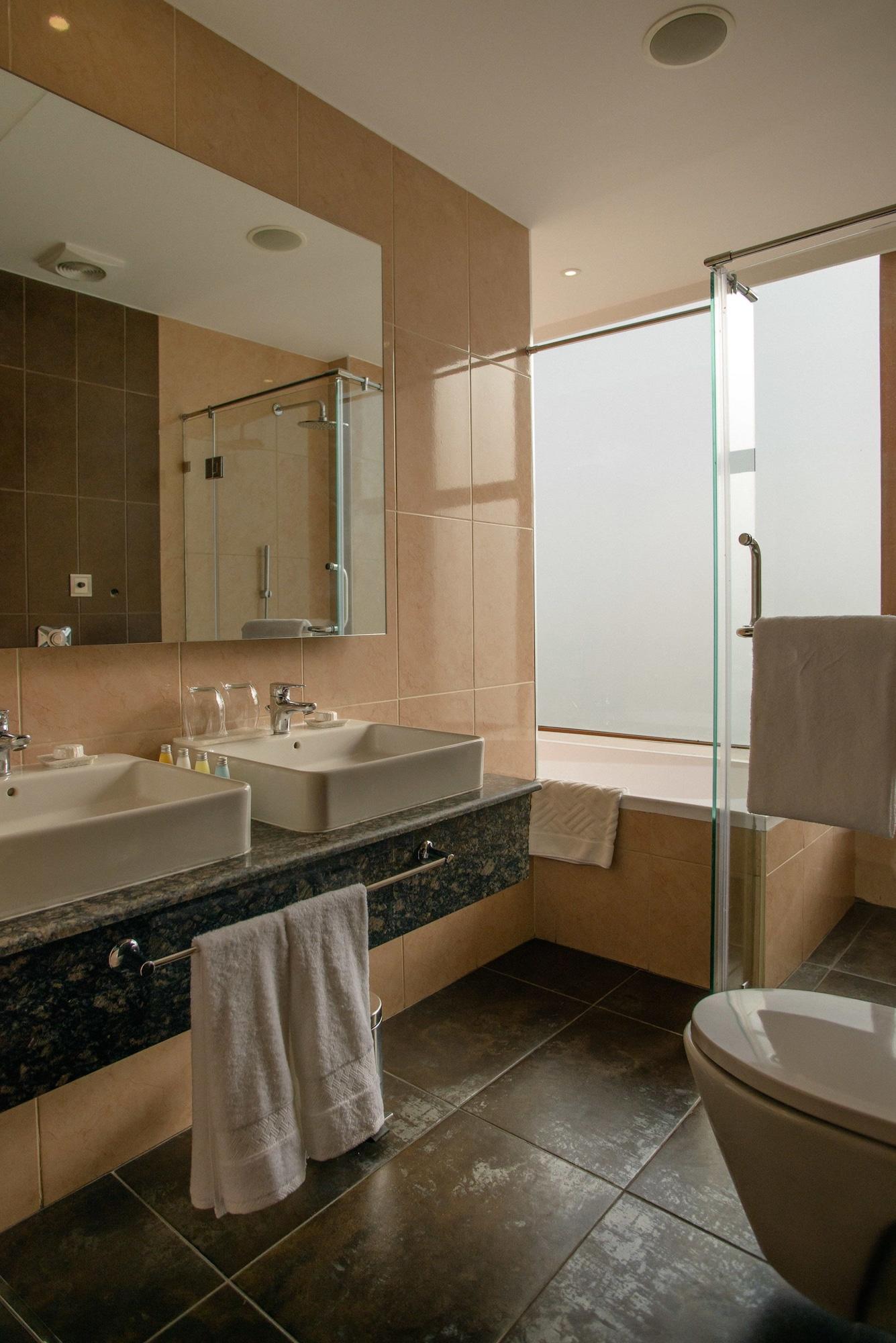 فندق وأجنحة كونكورد نيروبي المظهر الخارجي الصورة A bathroom with a shower enclosure