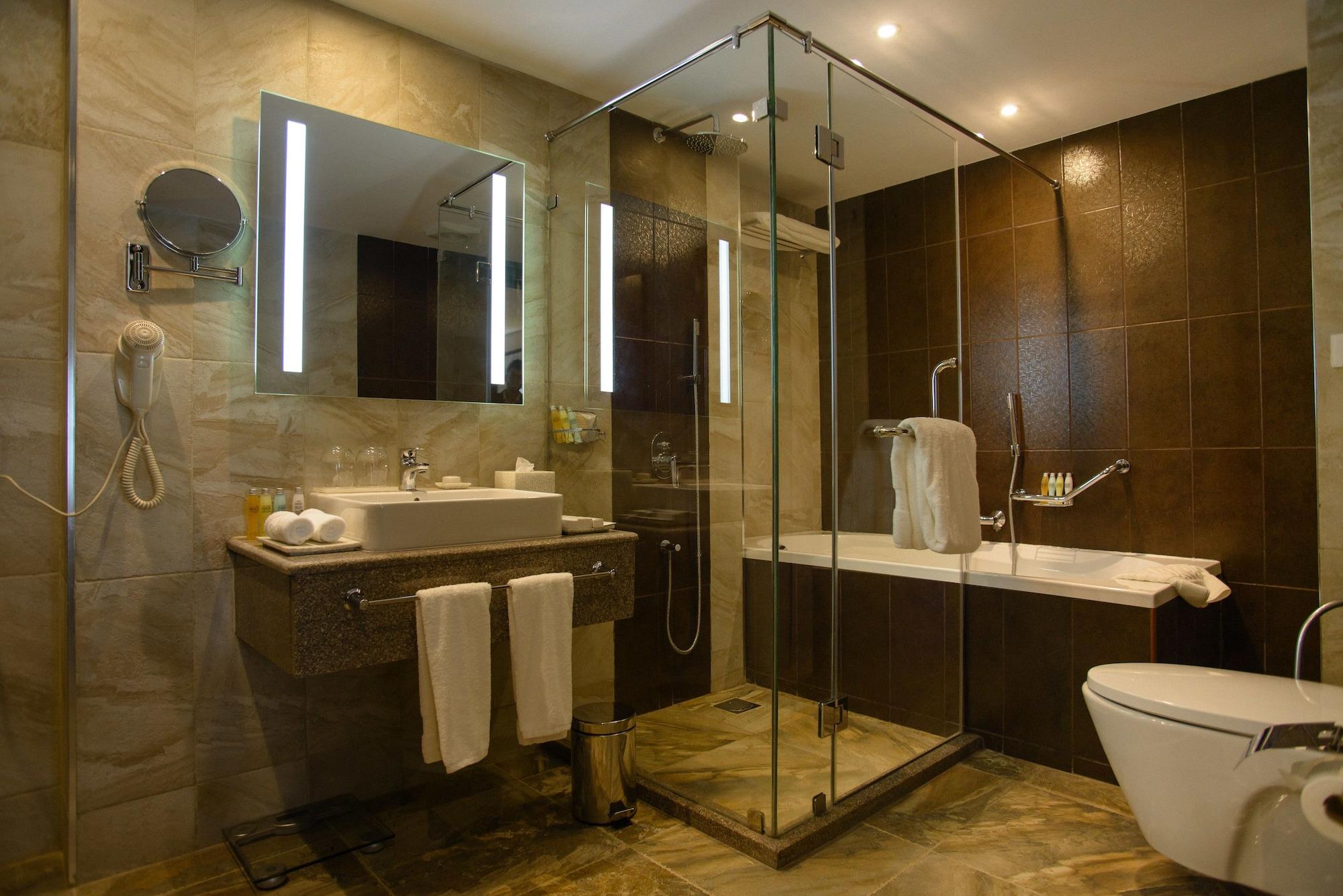 فندق وأجنحة كونكورد نيروبي المظهر الخارجي الصورة A bathroom with a shower cubicle